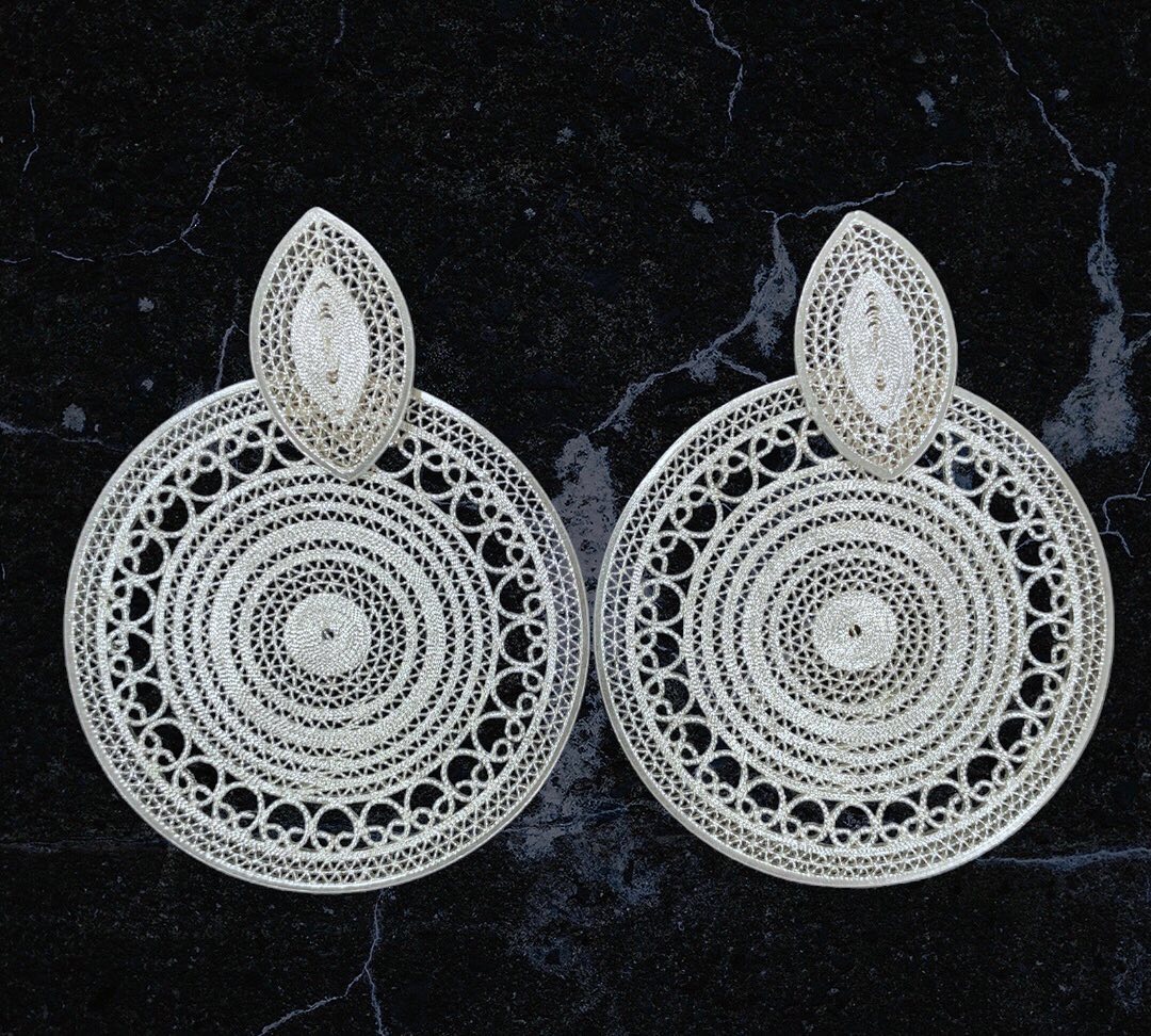 Aretes circulares de filigrana en plata.