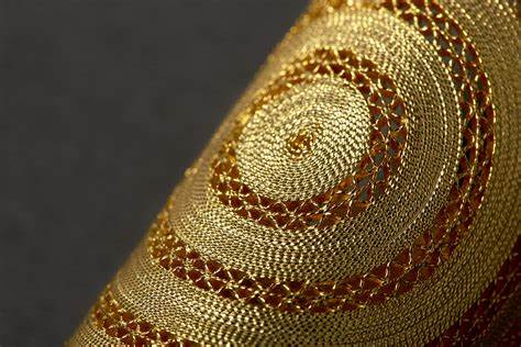 Imagen de anillo dorado en filigrana. 